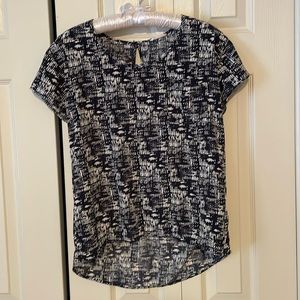 Black/bone patterned short sleeve blouse, chest pocket, size small, crop front